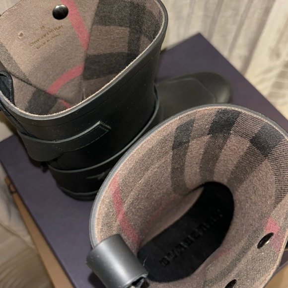 Burberry never worn rain boots - Picture 3 of 6